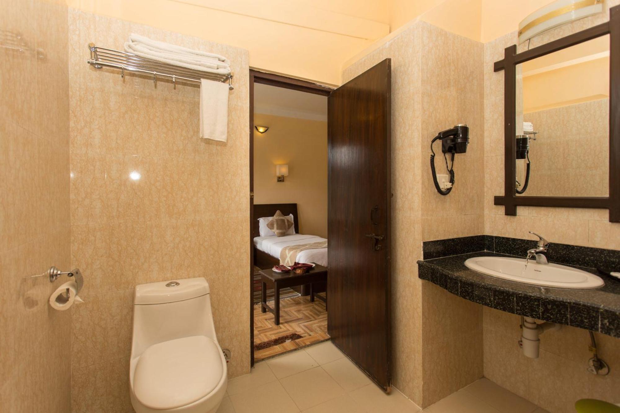 Hotel Peninsula Покхара Экстерьер фото