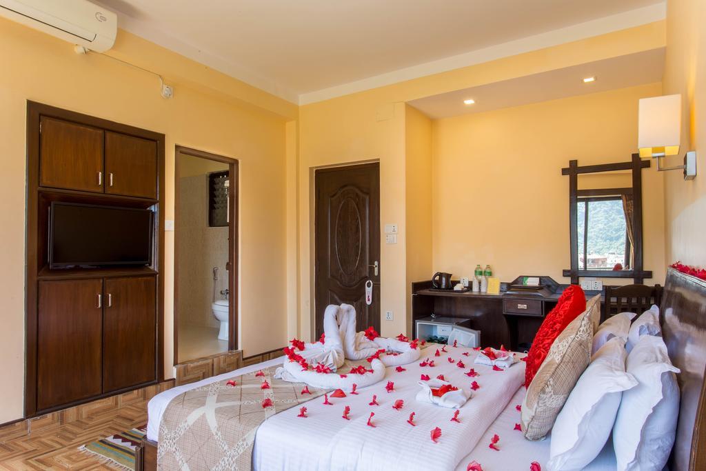Hotel Peninsula Покхара Экстерьер фото