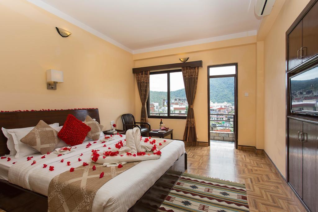 Hotel Peninsula Покхара Экстерьер фото