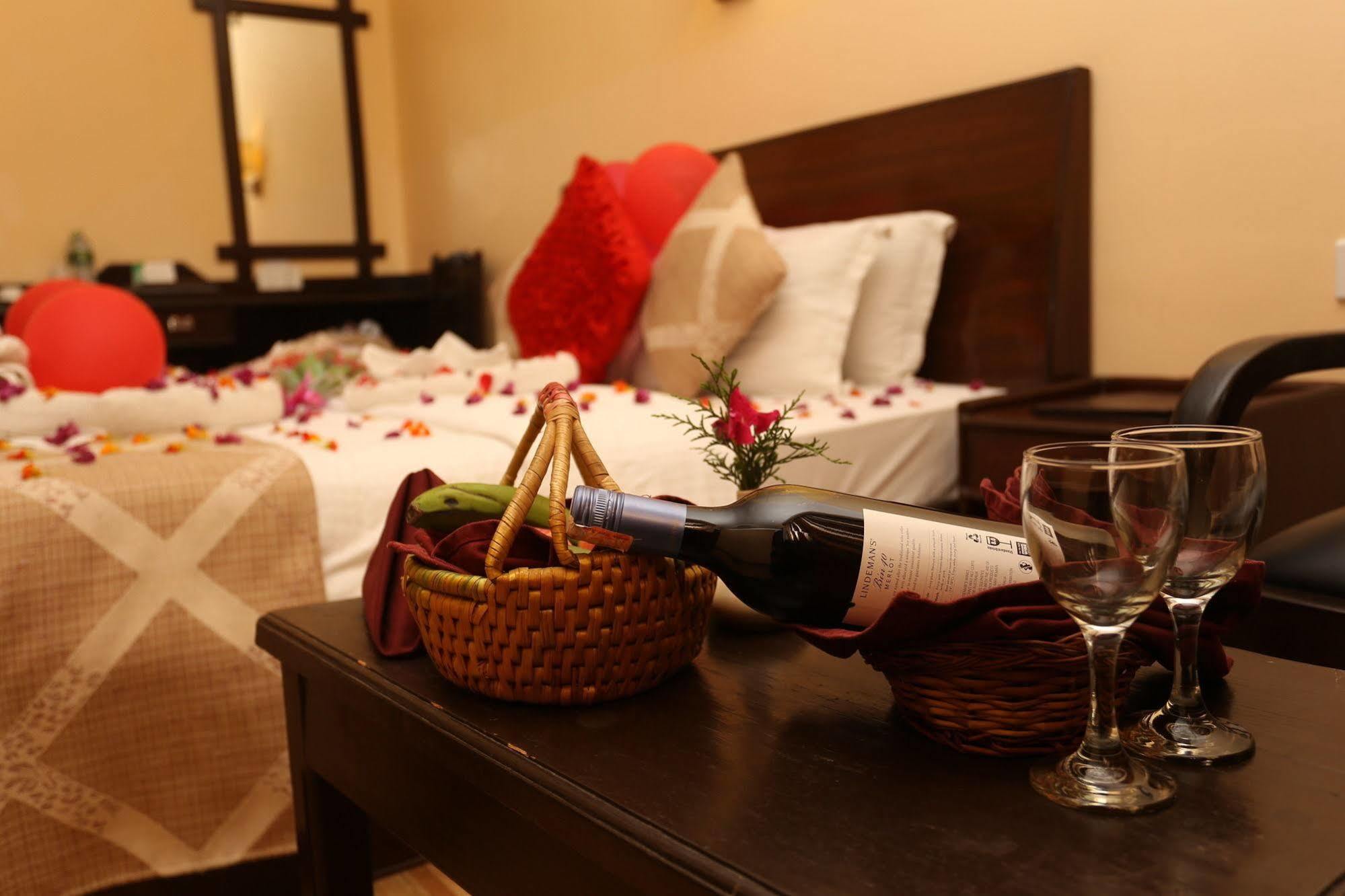 Hotel Peninsula Покхара Экстерьер фото